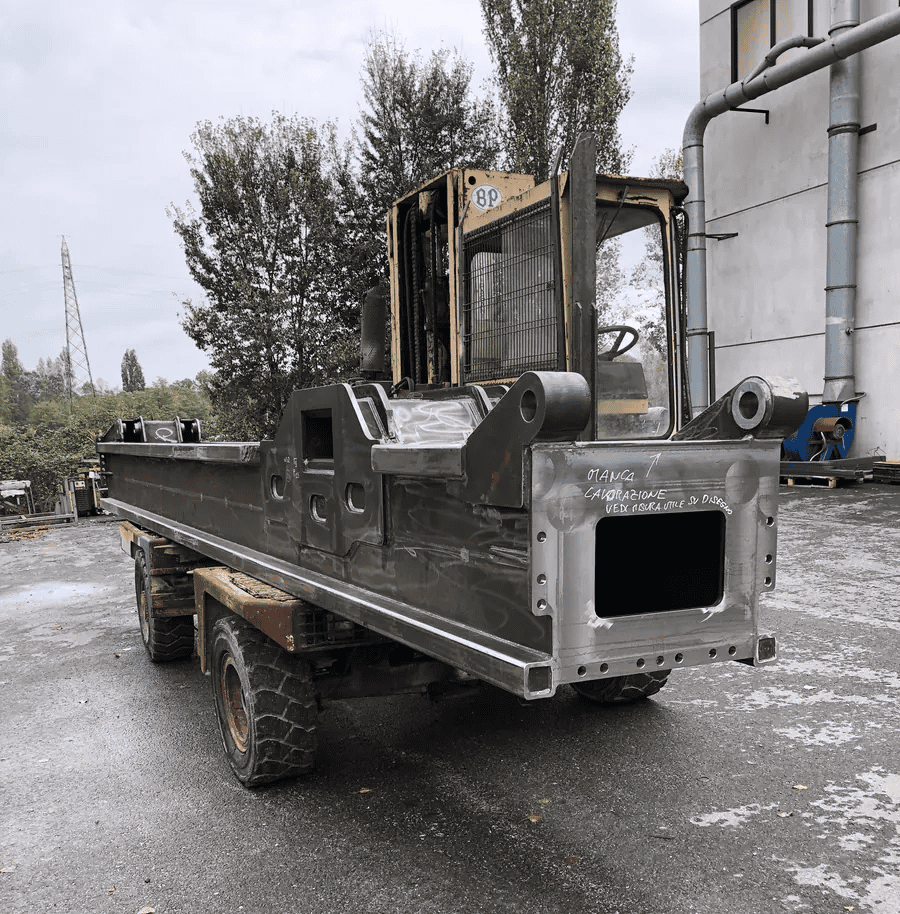 Veicolo industriale con cabina e piattaforma di carico robusta.
