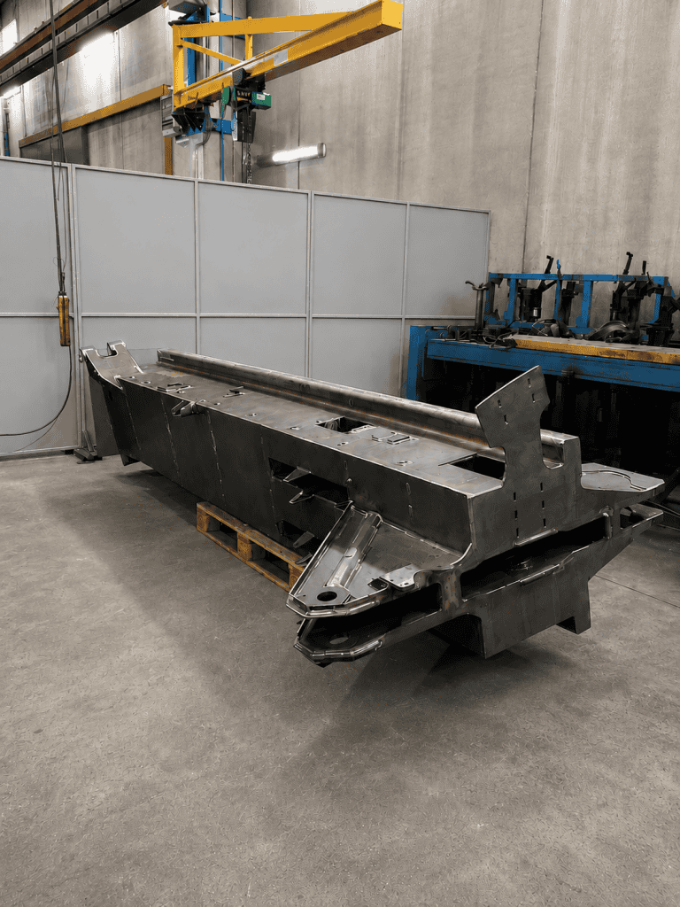 Struttura metallica industriale in fase di lavorazione presso Industrialtech SRL.