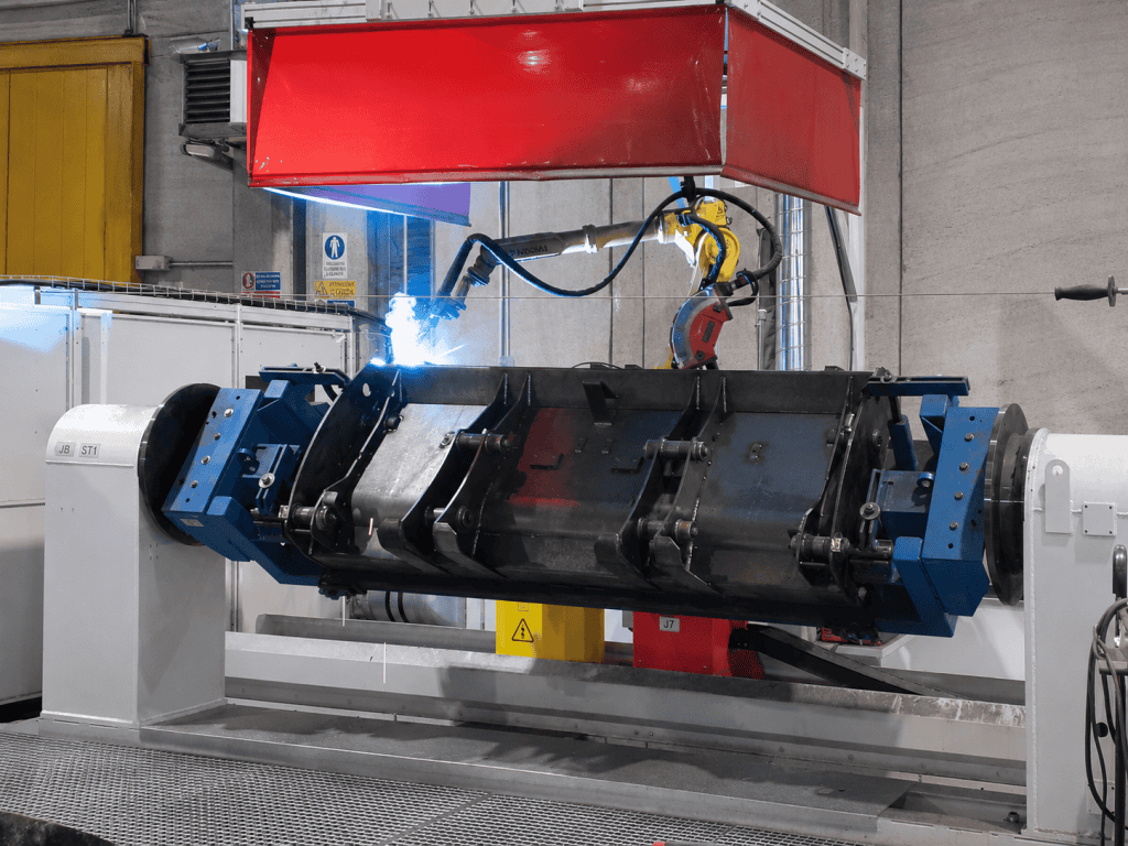 Lavorazione industriale con saldatura robotizzata su grande componente metallico.