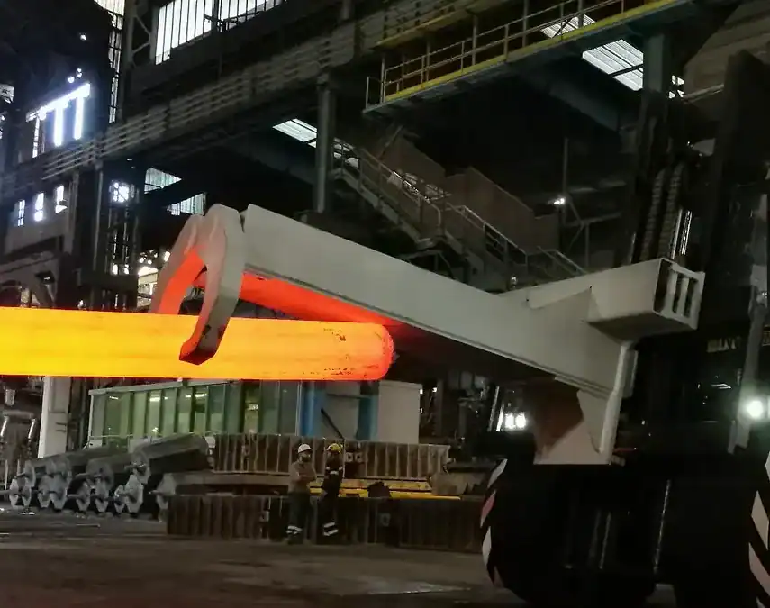 Fusione di metallo in un impianto industriale con grande forgiatrice.
